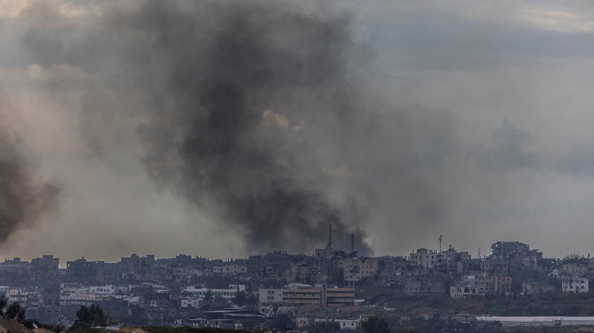 Bei einem israelischen Luftangriff im Gazastreifen sind nach Angaben eines Krankenhauses mindestens 24 Menschen getötet worden.