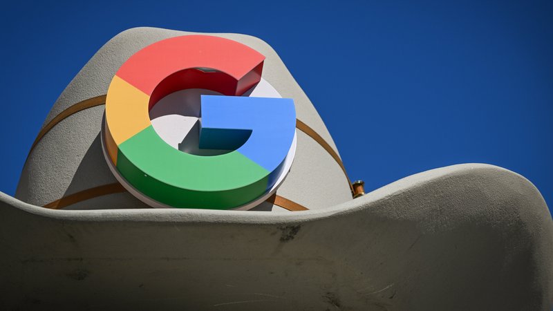 Google will in Zukunft entscheiden, welche Apps auf Android-Geräten erlaubt sind. Dagegen formiert sich Widerstand. | Bild: picture alliance / NurPhoto | Artur Widak Google will in Zukunft entscheiden, welche Apps auf Android-Geräten erlaubt sind. Dagegen formiert sich Widerstand.