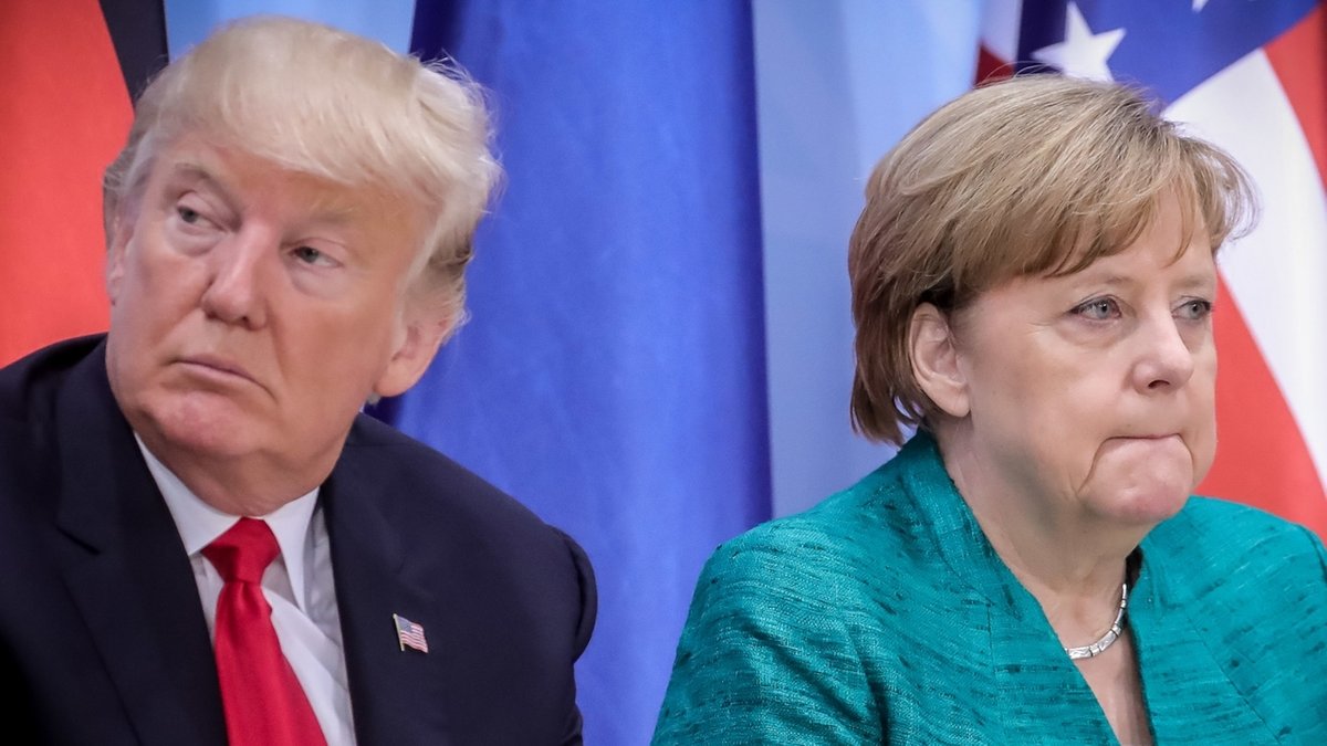 US-Präsident Trump und Bundeskanzlerin Merkel schauen in entgegengesetzte Richtungen