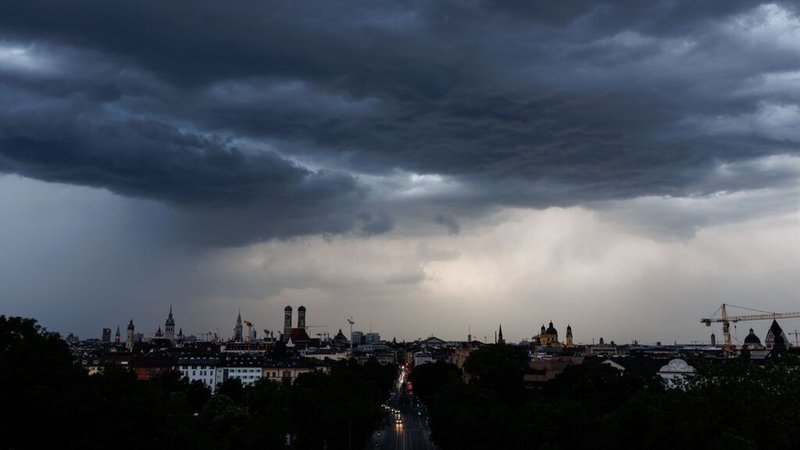 Dunkle Wolken sind am Himmel über der Münchner Altstadt mit der Frauenkirche zu sehen. | Bild: dpa-Bildfunk/Matthias Balk Dunkle Wolken sind am Himmel über der Münchner Altstadt mit der Frauenkirche zu sehen.