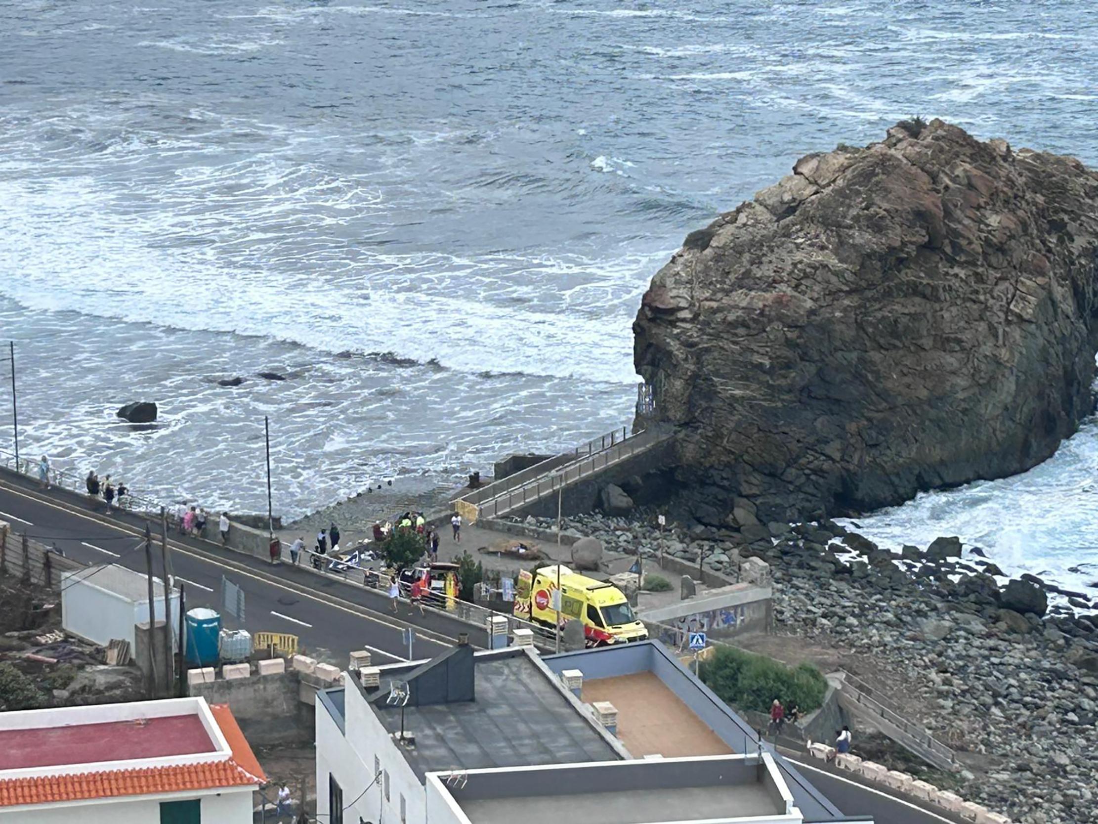 Einsatzkräfte stehen beim Strand von Roque de Las Bodegas.