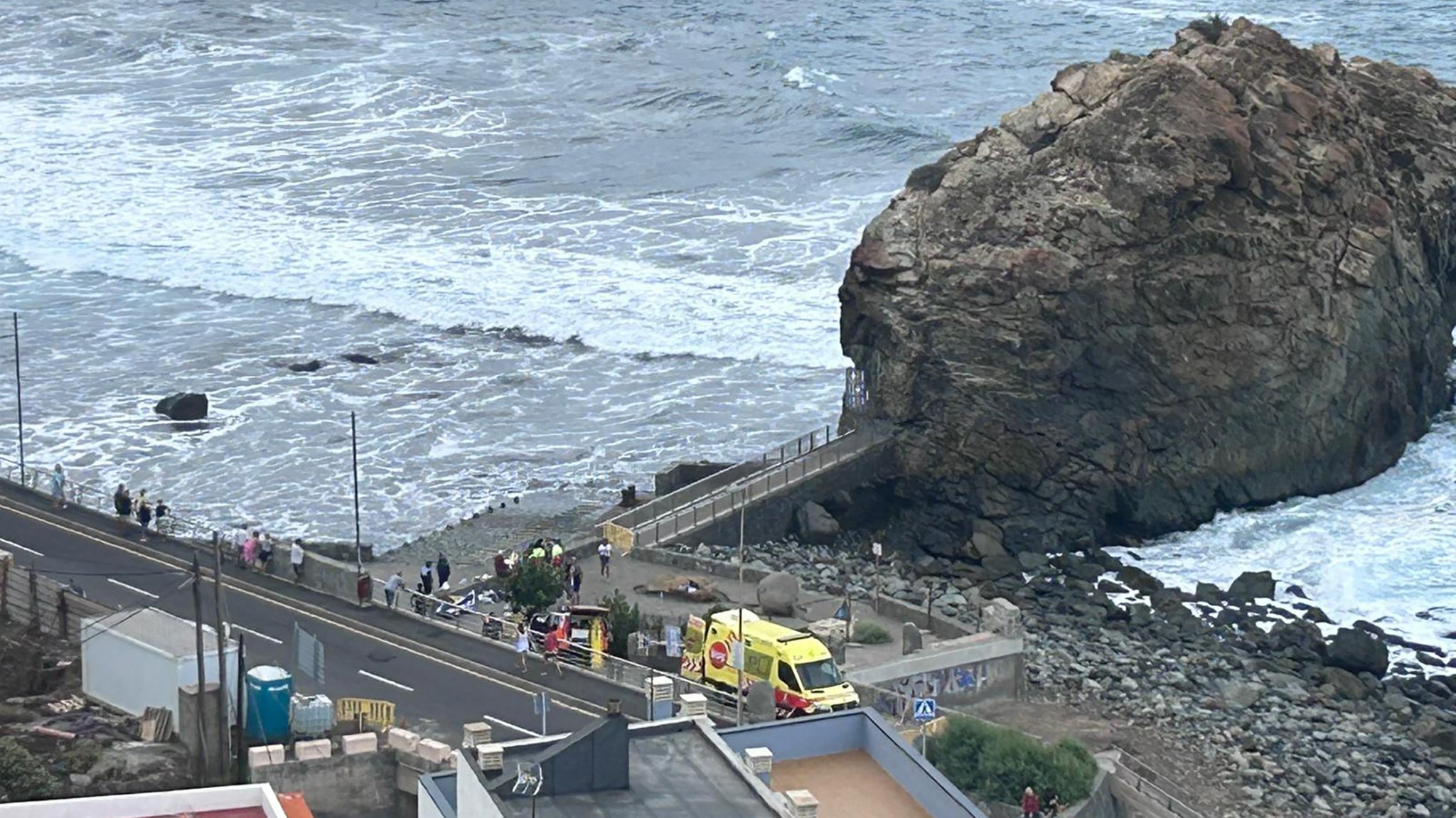 Einsatzkräfte stehen beim Strand von Roque de Las Bodegas.