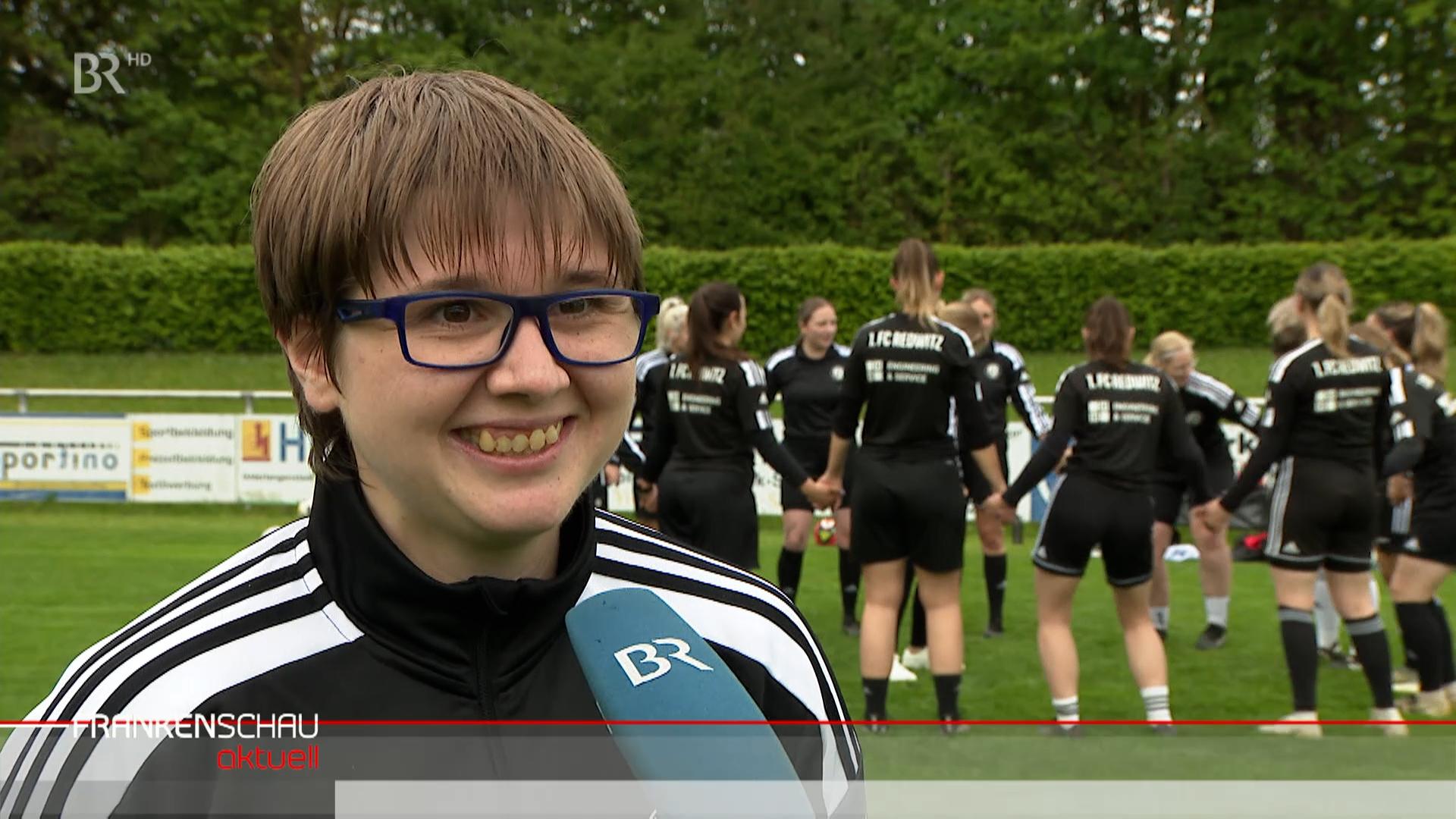 Jessica Freitag, die Amateurin des Jahres 2023, steht vor ihrer Mannschaft.