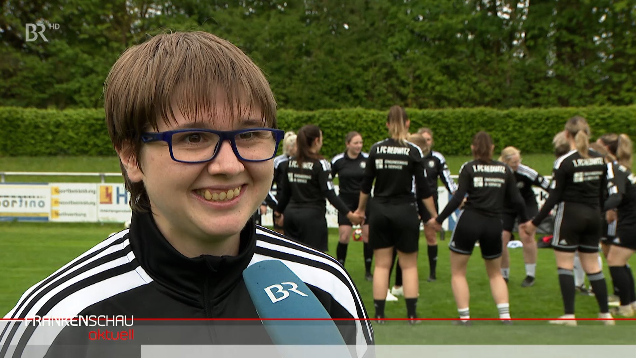 Jessica Freitag, die Amateurin des Jahres 2023, steht vor ihrer Mannschaft.