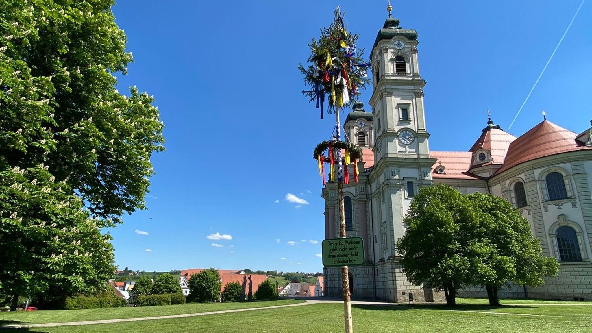 Der neue, mit bunten Schleifen und einem Kranz behängte, kleinere Maibaum vor der Basilika Ottobeuren. | Bild: Mit Genehmigung der Pfadfinder Ottobeuren Der neue, mit bunten Schleifen und einem Kranz behängte, kleinere Maibaum vor der Basilika Ottobeuren.