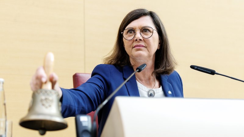 Landtagspräsidentin Ilse Aigner (CSU) pocht weiterhin auf eine Extremismusklausel, um verfassungsfeindlichen Mitarbeiter den Lohn entziehen zu können. | Bild: BR/picture alliance Landtagspräsidentin Ilse Aigner (CSU) pocht weiterhin auf eine Extremismusklausel, um verfassungsfeindlichen Mitarbeiter den Lohn entziehen zu können.