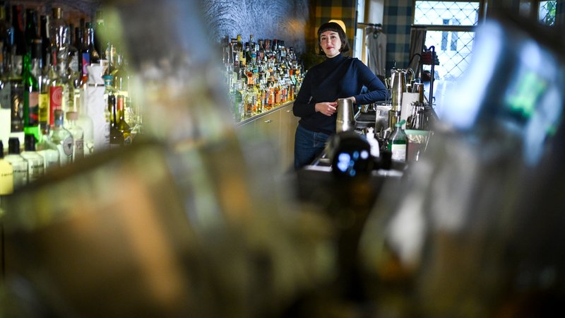 11.10.24: Die Bartenderin Maria Gorbatschova steht in der "Green Door Bar" in der Winterfeldtstraße in Berlin-Schöneberg. | Bild: pa/dpa/Jens Kalaene 11.10.24: Die Bartenderin Maria Gorbatschova steht in der "Green Door Bar" in der Winterfeldtstraße in Berlin-Schöneberg.
