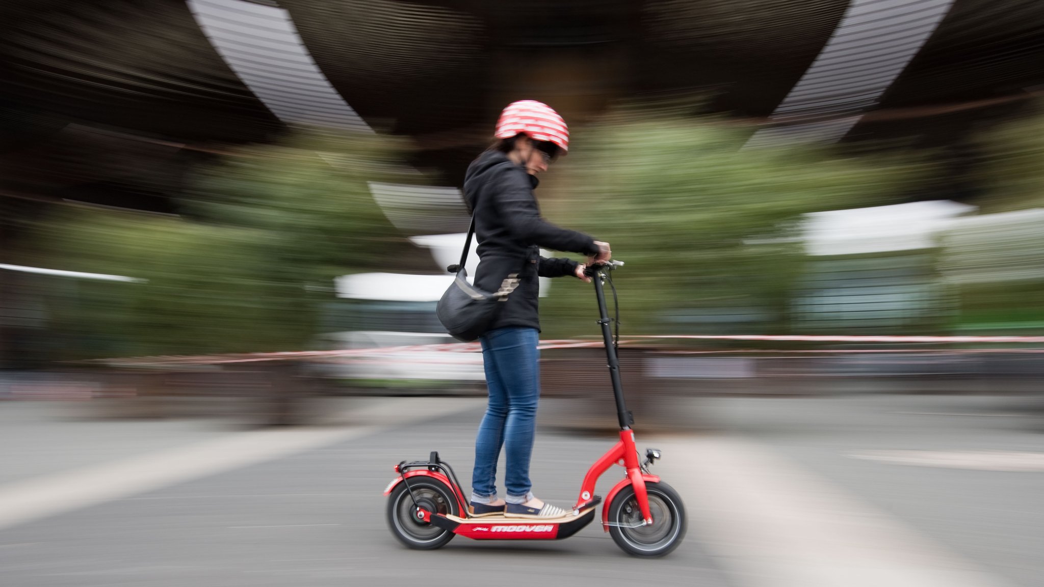 Eine Frau testet bei der "micromobility expo" auf der Messe Hannover einen E-Roller. (Symbolbild)