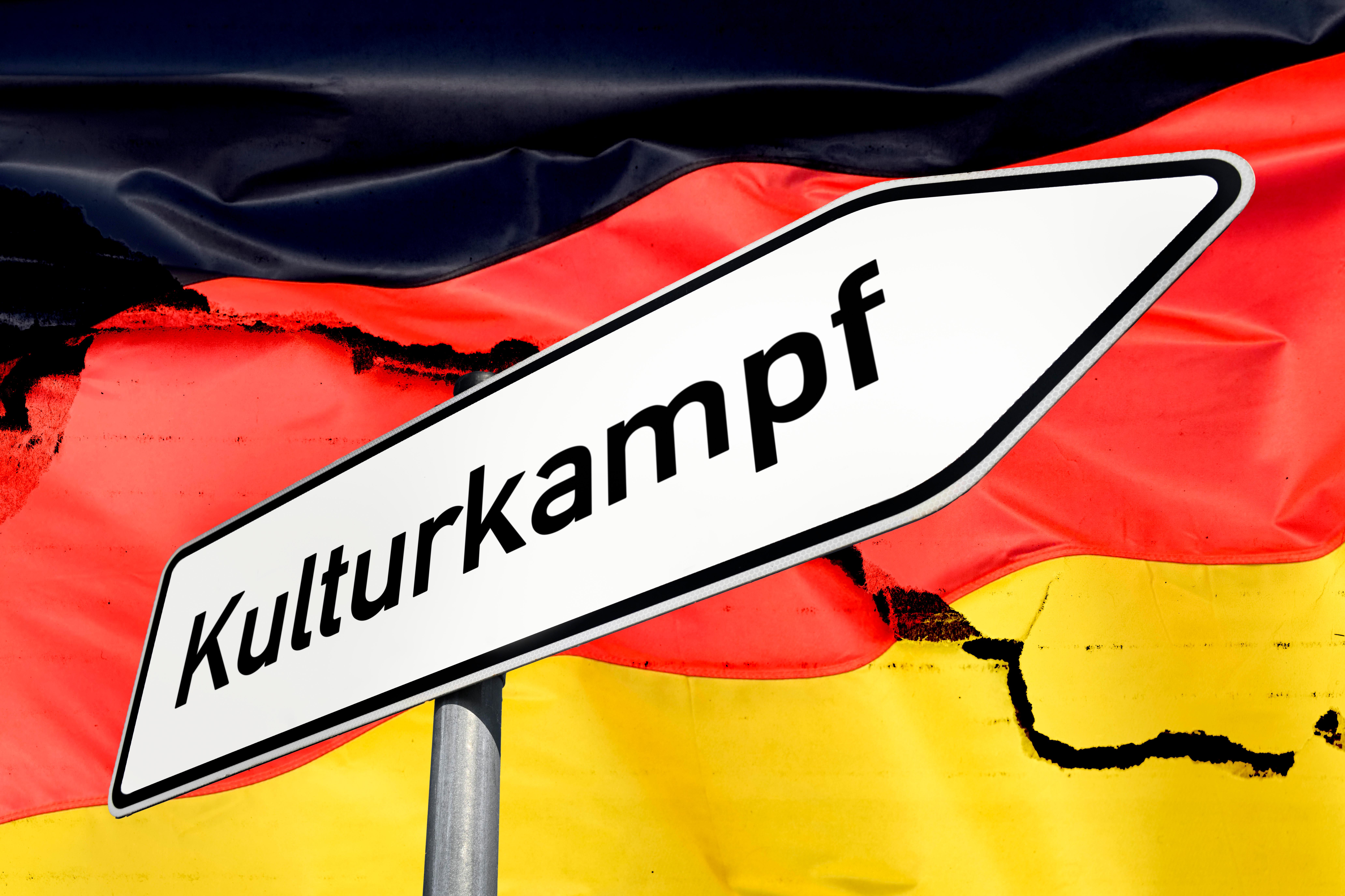 Wegweiser mit der Aufschrift "Kulturkampf" (Symbolbild) | Bild:picture alliance / CHROMORANGE | Christian Ohde