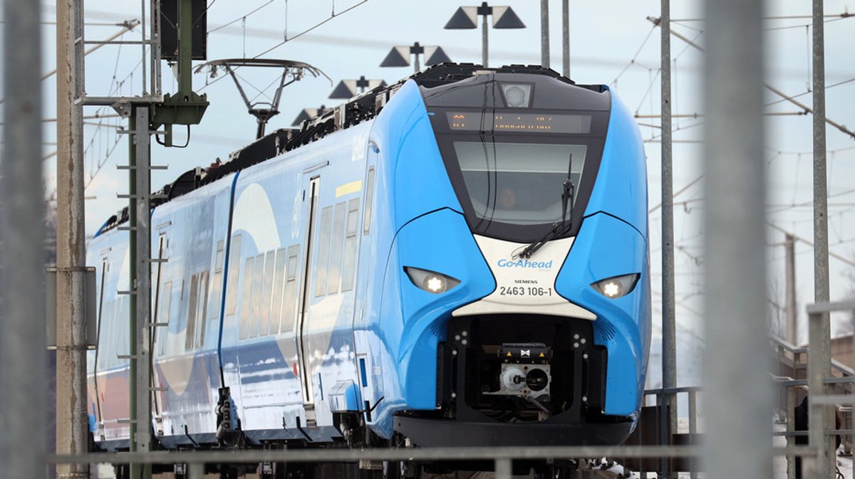 Blau-weißer Zug von Go-Ahead auf der Strecke Riesbahn