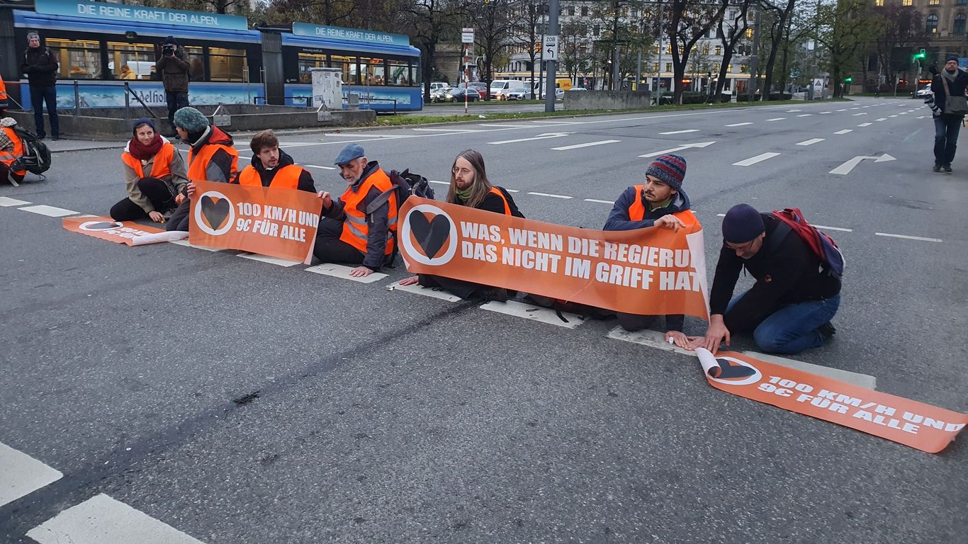 Klima-Aktivisten blockieren Münchner Stachus