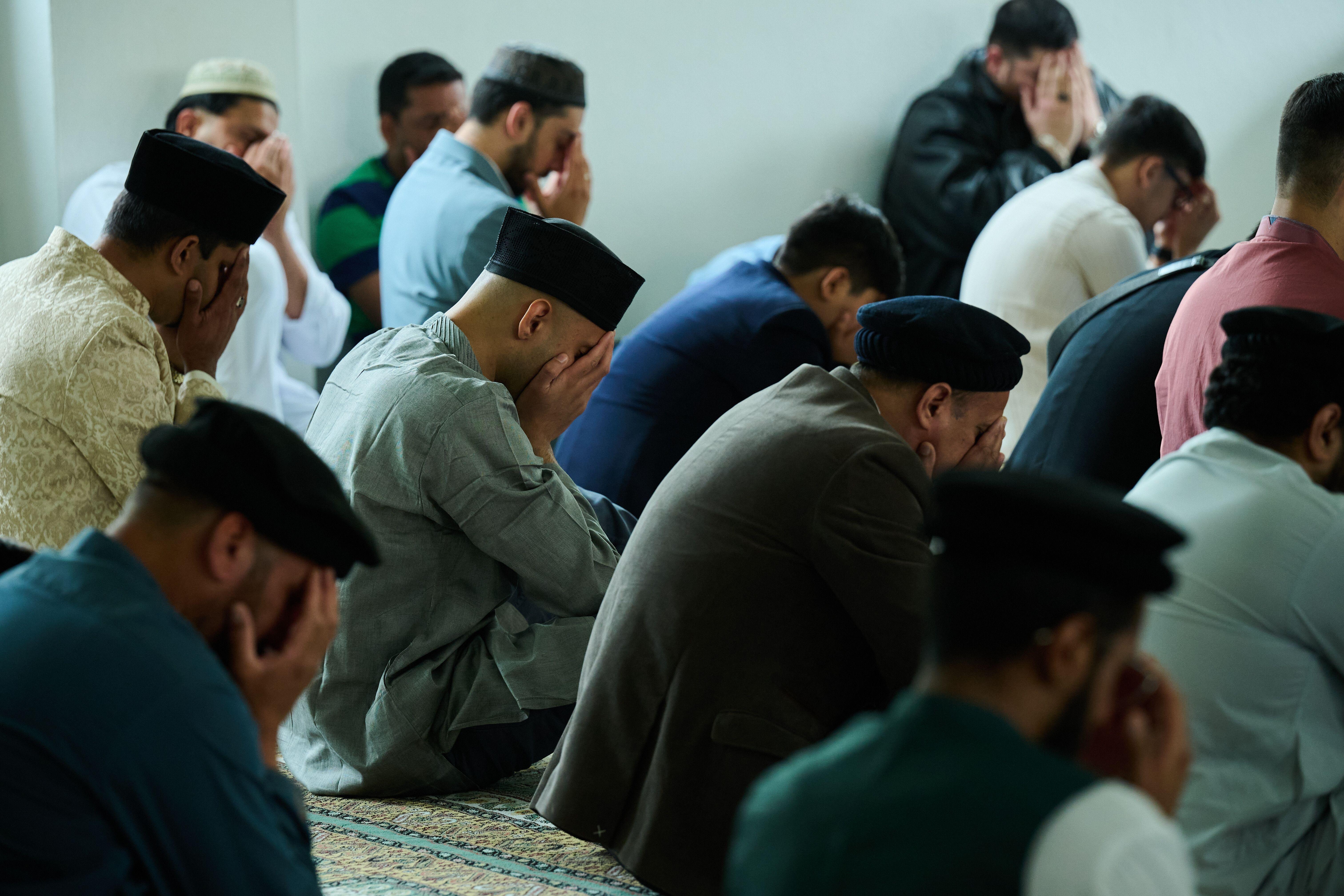 Muslimische Männer beten in der Moschee zum muslimischen Opferfest. Es ist das wichtigste Fest im Islam. 