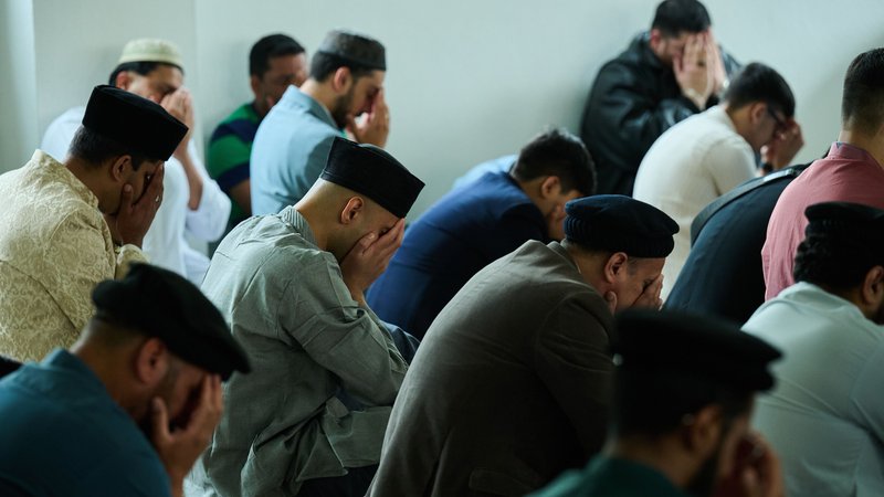 Muslimische Männer beten in der Moschee zum muslimischen Opferfest. Es ist das wichtigste Fest im Islam. | Bild: picture alliance/dpa | Annette Riedl Muslimische Männer beten in der Moschee zum muslimischen Opferfest. Es ist das wichtigste Fest im Islam.