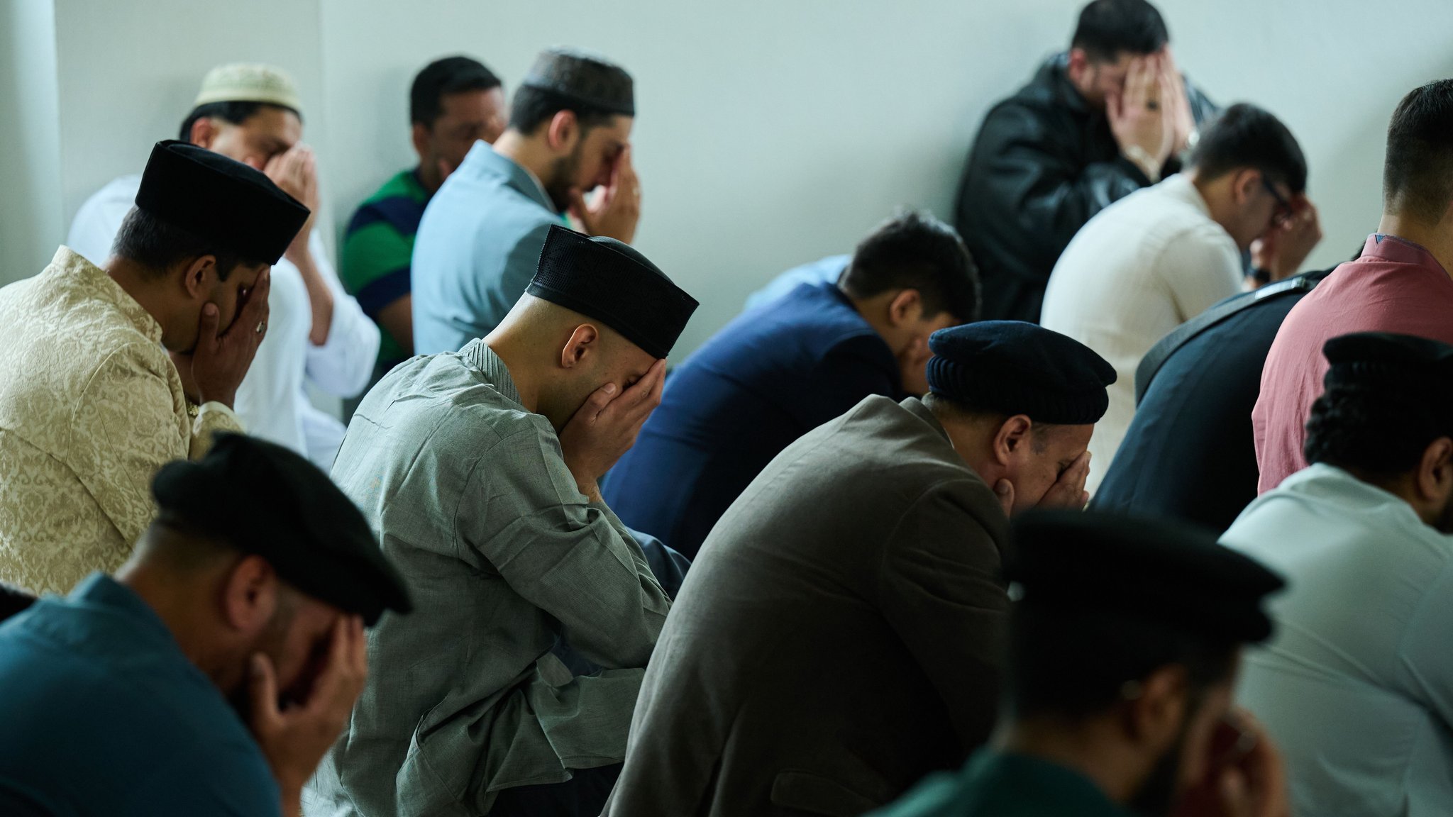 Muslimische Männer beten in der Moschee zum muslimischen Opferfest. Es ist das wichtigste Fest im Islam. | Bild: picture alliance/dpa | Annette Riedl Muslimische Männer beten in der Moschee zum muslimischen Opferfest. Es ist das wichtigste Fest im Islam.