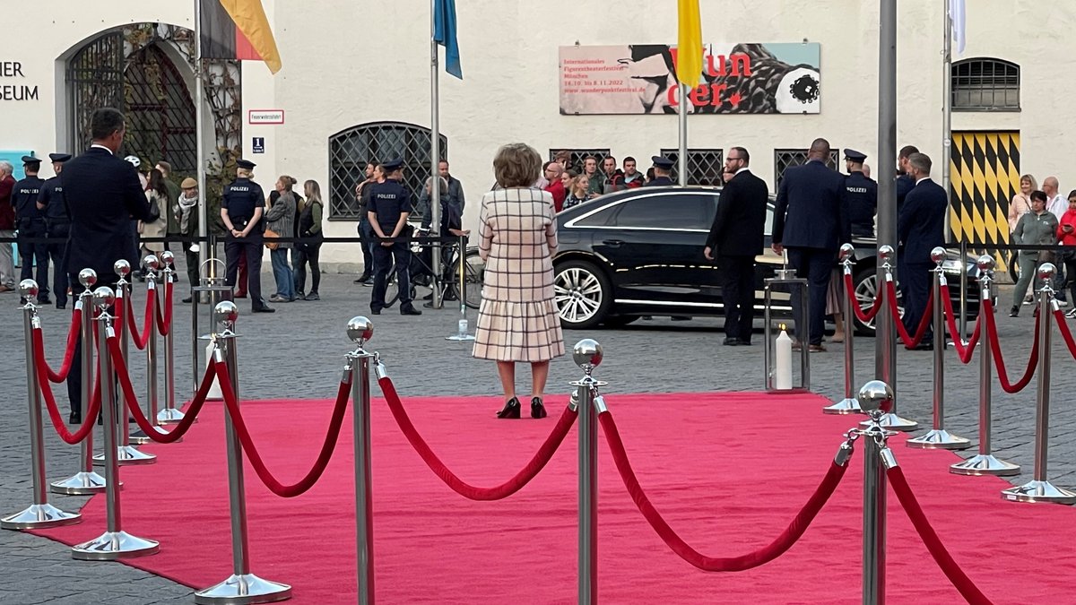Charlotte Knobloch wartet auf dem roten Teppich auf ihre Gäste