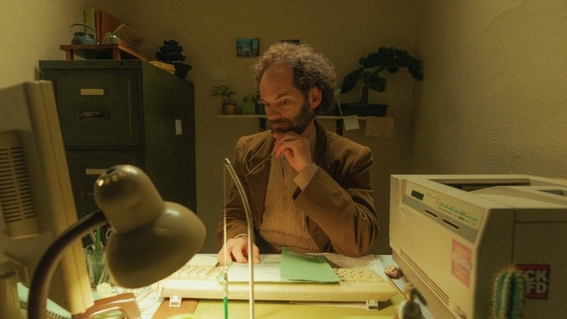 Zuständig für Möchtegern-Buddhisten: Maximilian Schafroth als Sachbearbeiter Fridolin in der Zweigstelle Süddeutschland III/2 | Bild: Weltkino Zuständig für Möchtegern-Buddhisten: Maximilian Schafroth als Sachbearbeiter Fridolin in der Zweigstelle Süddeutschland III/2