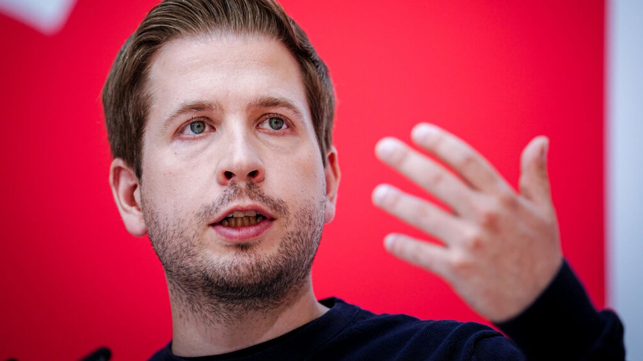 ARCHIV - 04.07.2022, Berlin: Kevin Kühnert, SPD-Generalsekretär, gibt eine Pressekonferenz nach den Gremiensitzungen seiner Partei. (zu dpa «SPD-Generalsekretär: Angriffe auf Faeser zeugen von CDU-Nervosität») Foto: Kay Nietfeld/dpa +++ dpa-Bildfunk +++