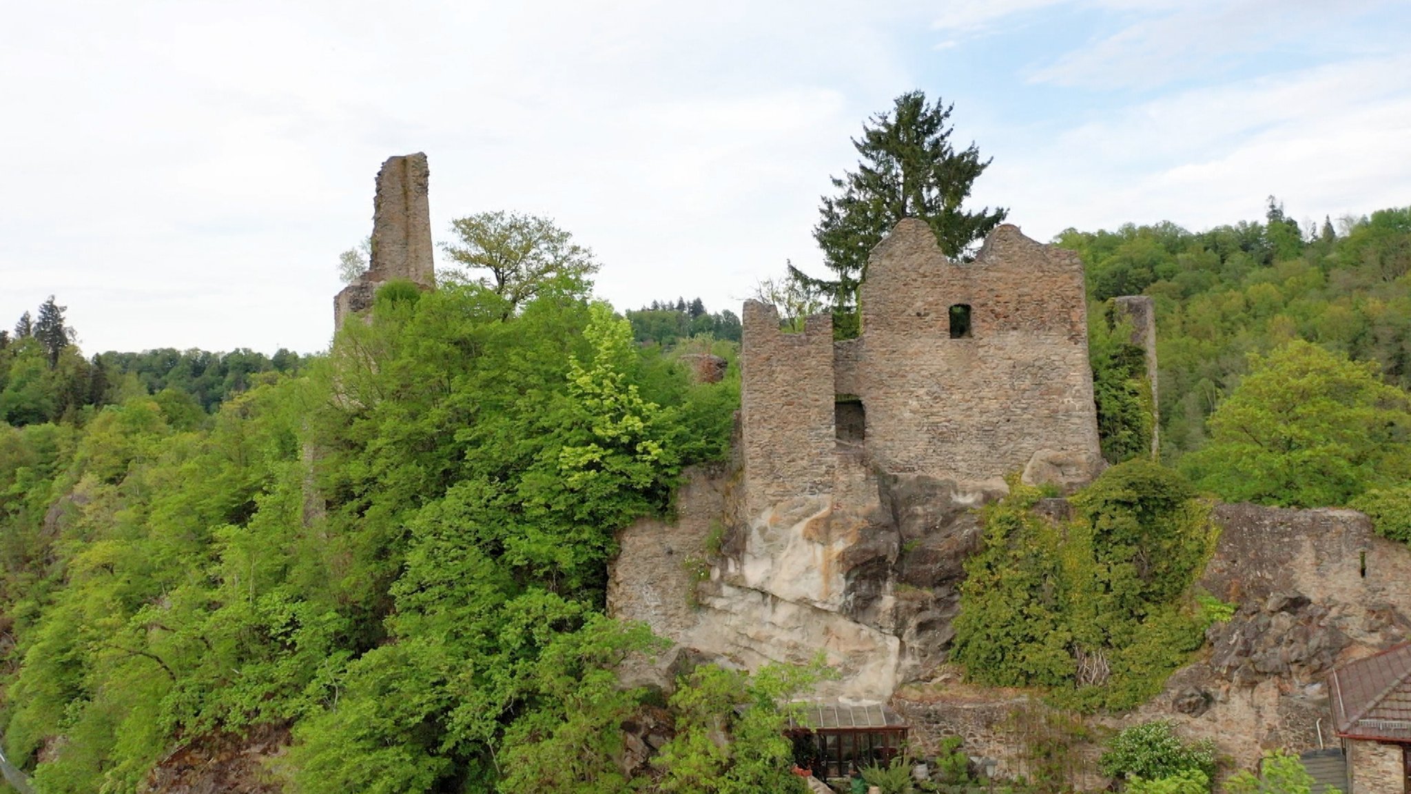 Die Halser Burgruine in Passau bröckelt vor sich hin – und der Markt für Ruinen ist schwierig. | Bild: BR Die Halser Burgruine in Passau bröckelt vor sich hin – und der Markt für Ruinen ist schwierig.