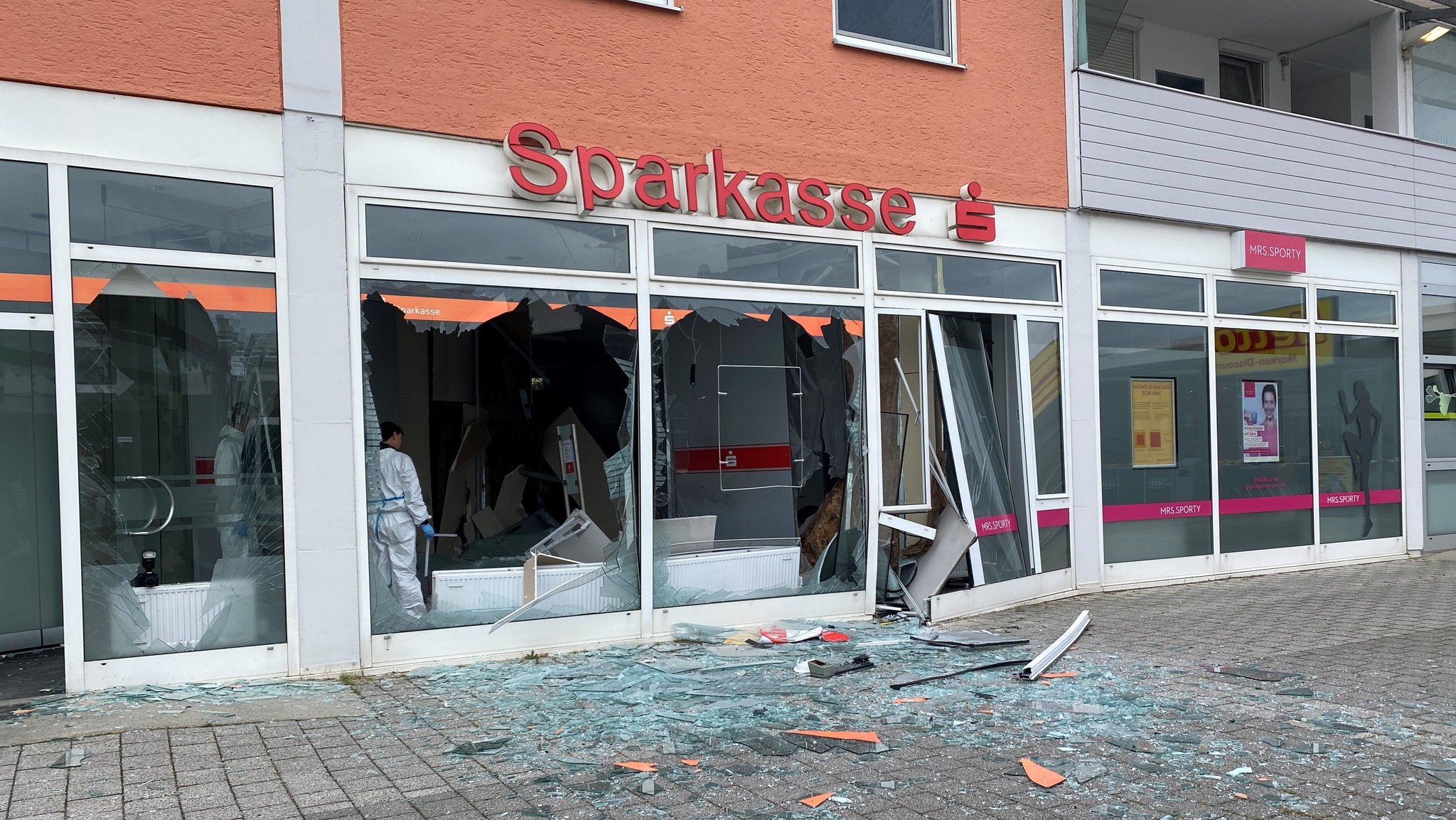 Eine Sparkassen-Filiale von außen, die Fensterscheiben sind zerborsten.