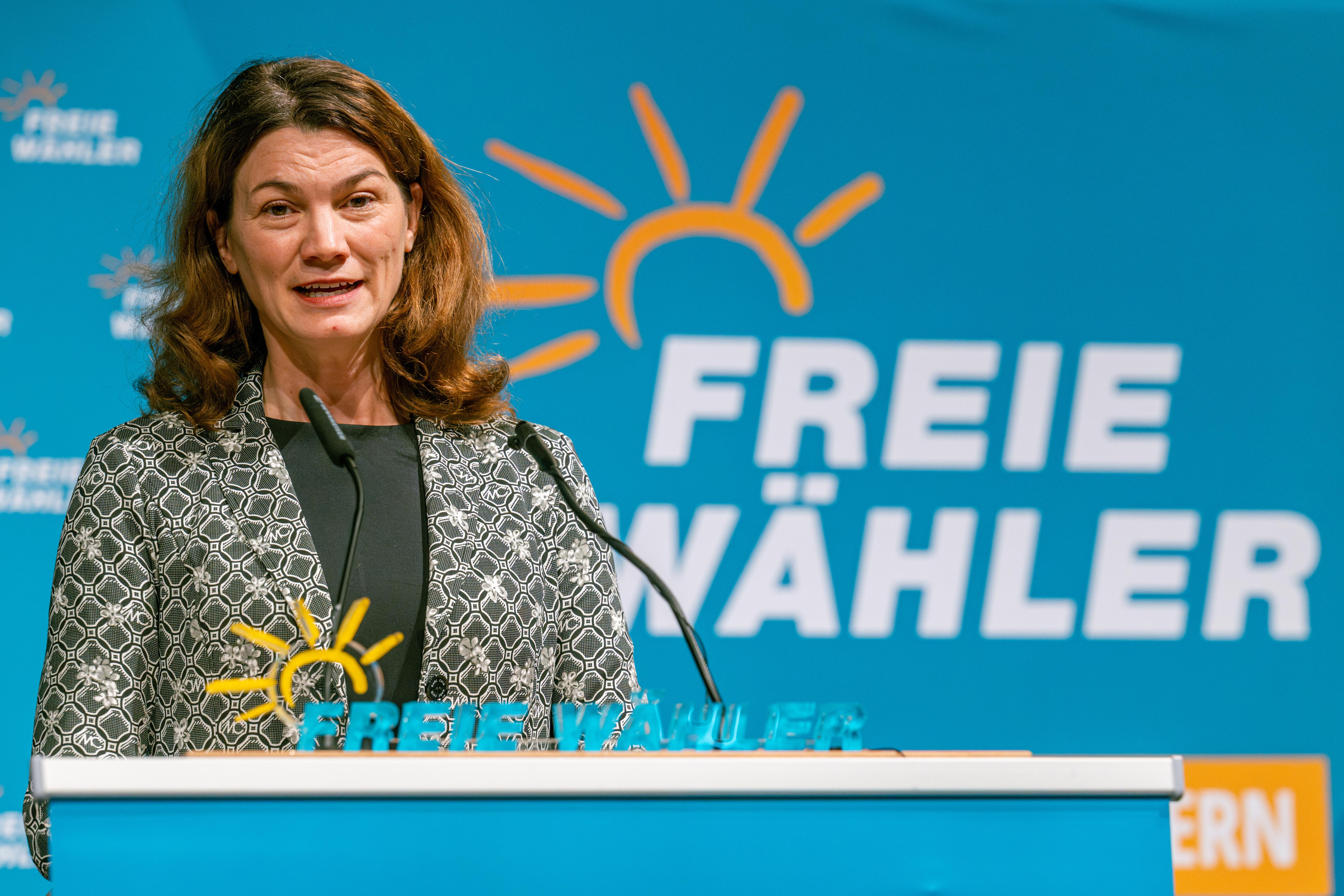 Tanja Schweiger (Freie Wähler), Landrätin des Landkreises Regensburg, spricht bei der Landesversammlung der bayerischen Freien Wähler in der Joseph-von-Fraunhofer-Halle.