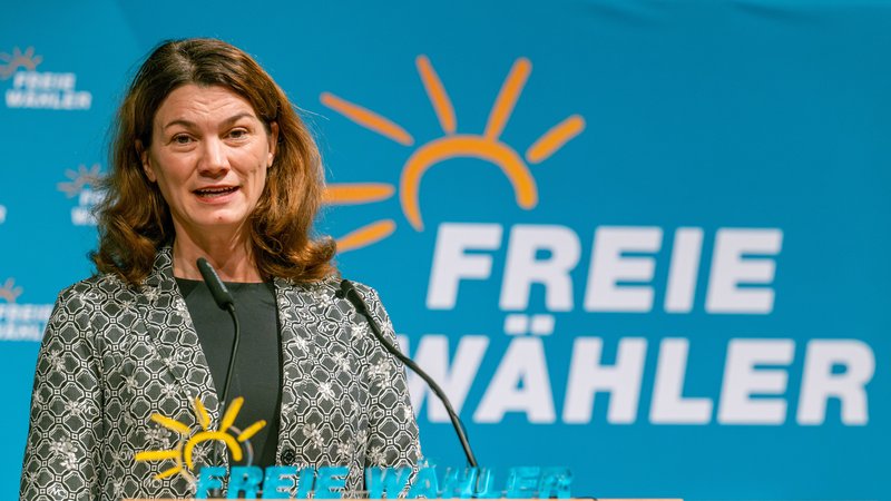Tanja Schweiger (Freie Wähler), Landrätin des Landkreises Regensburg, spricht bei der Landesversammlung der bayerischen Freien Wähler in der Joseph-von-Fraunhofer-Halle. | Bild: picture alliance/dpa | Armin Weigel Tanja Schweiger (Freie Wähler), Landrätin des Landkreises Regensburg, spricht bei der Landesversammlung der bayerischen Freien Wähler in der Joseph-von-Fraunhofer-Halle.
