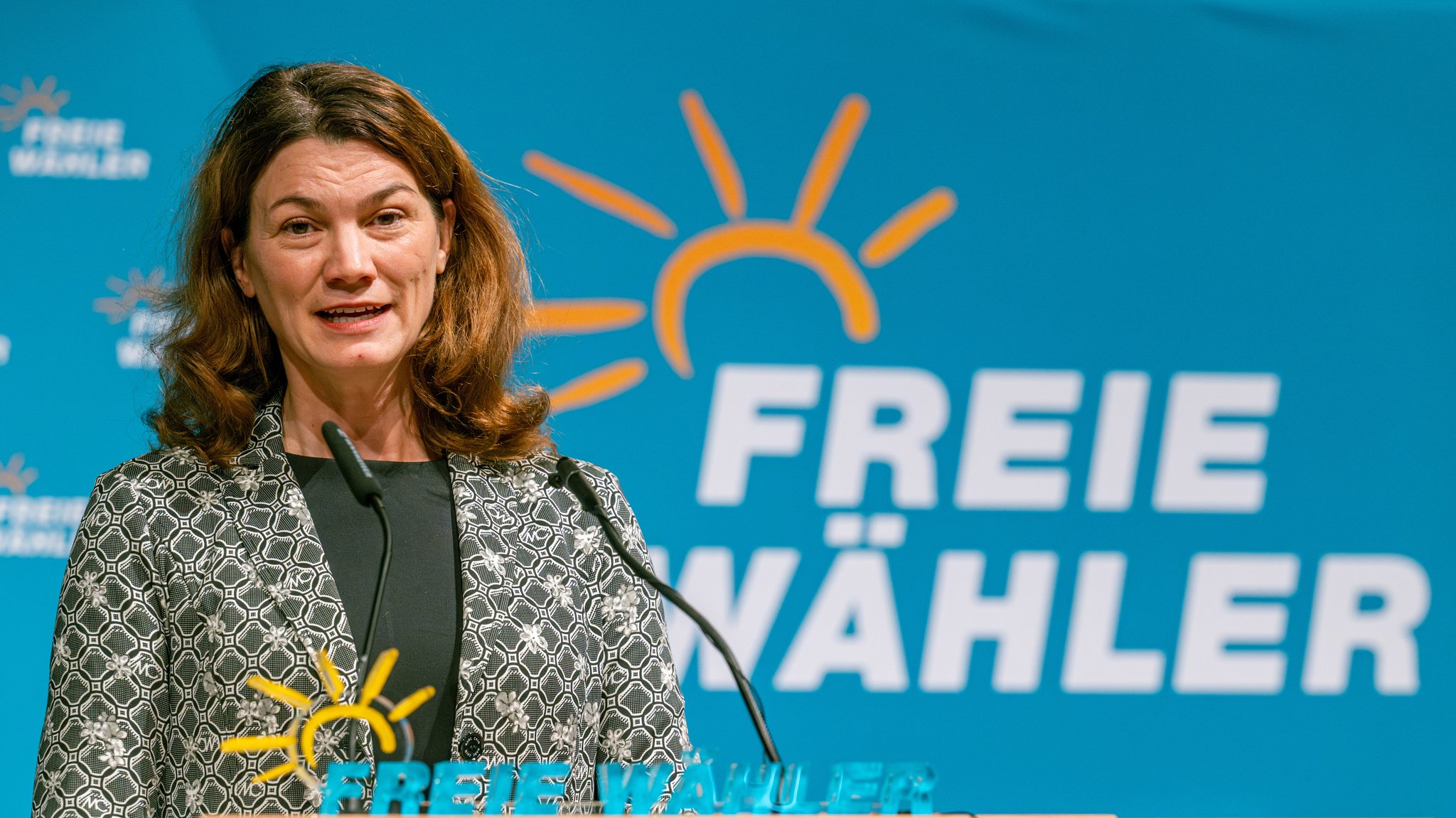 Tanja Schweiger (Freie Wähler), Landrätin des Landkreises Regensburg, spricht bei der Landesversammlung der bayerischen Freien Wähler in der Joseph-von-Fraunhofer-Halle.