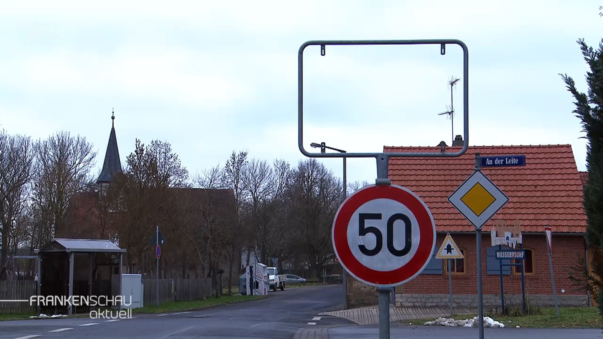 Fehlendes Ortschild an einer Ortseinfahrt.