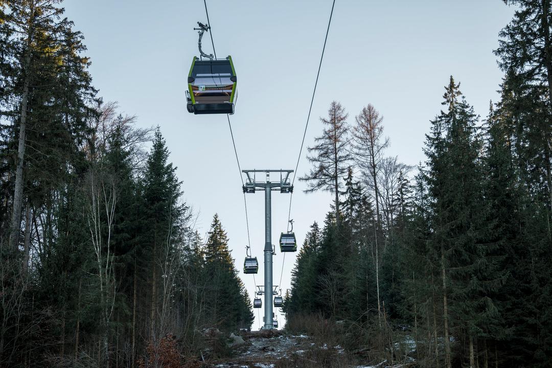 Eine 10er Einseil-Kabinenumlaufbahn fährt von der Talstation Nord zur Bergstation des Ochsenkopfs. 