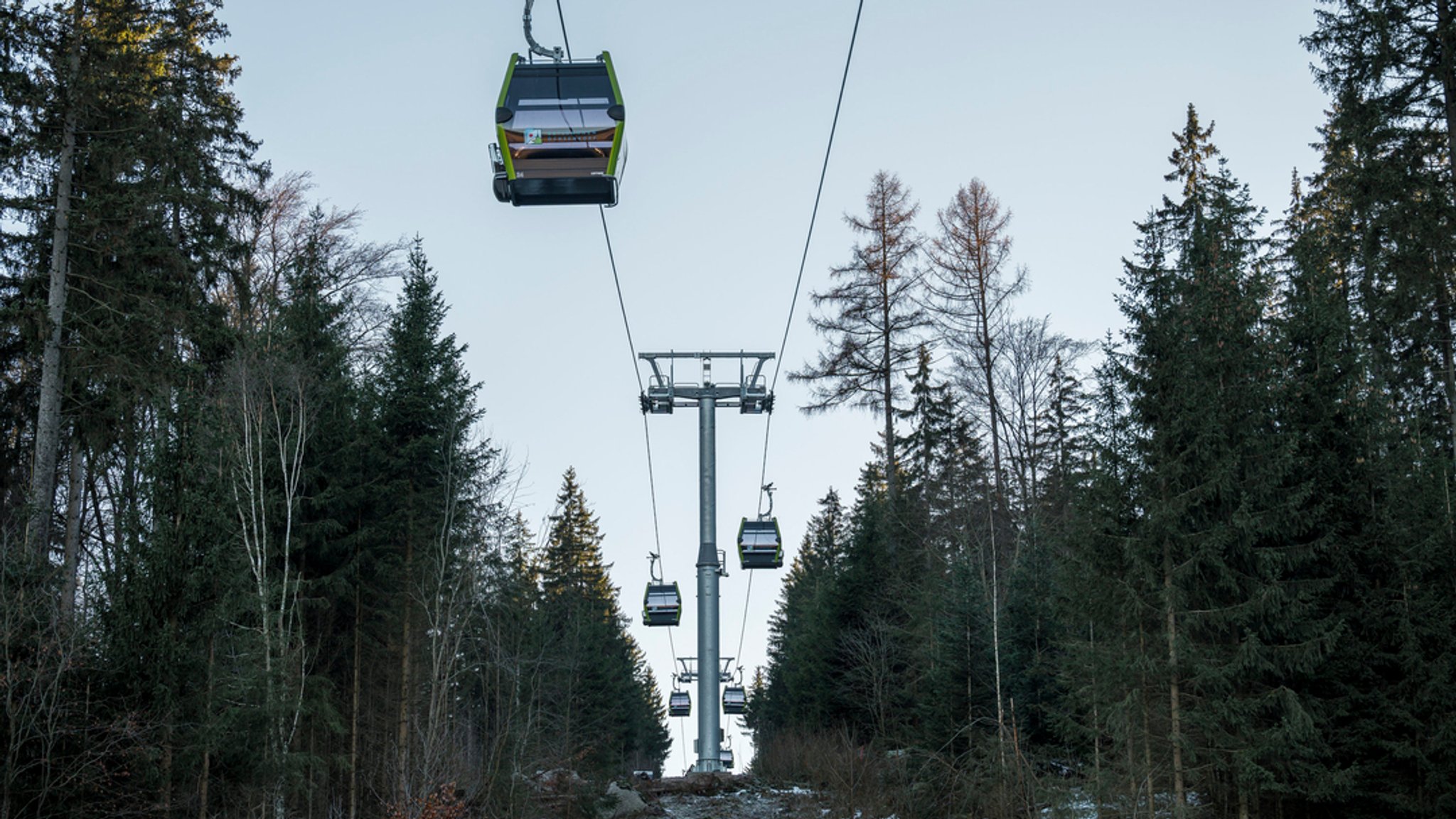 Eine 10er Einseil-Kabinenumlaufbahn fährt von der Talstation Nord zur Bergstation des Ochsenkopfs. 