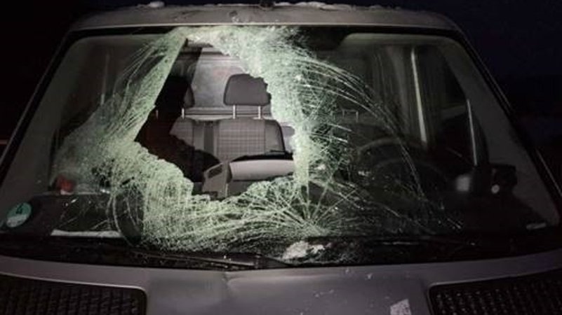 Eine zersplitterte Windschutzscheibe mit einem großen Loch. | Bild: Polizei Kulmbach Eine zersplitterte Windschutzscheibe mit einem großen Loch.