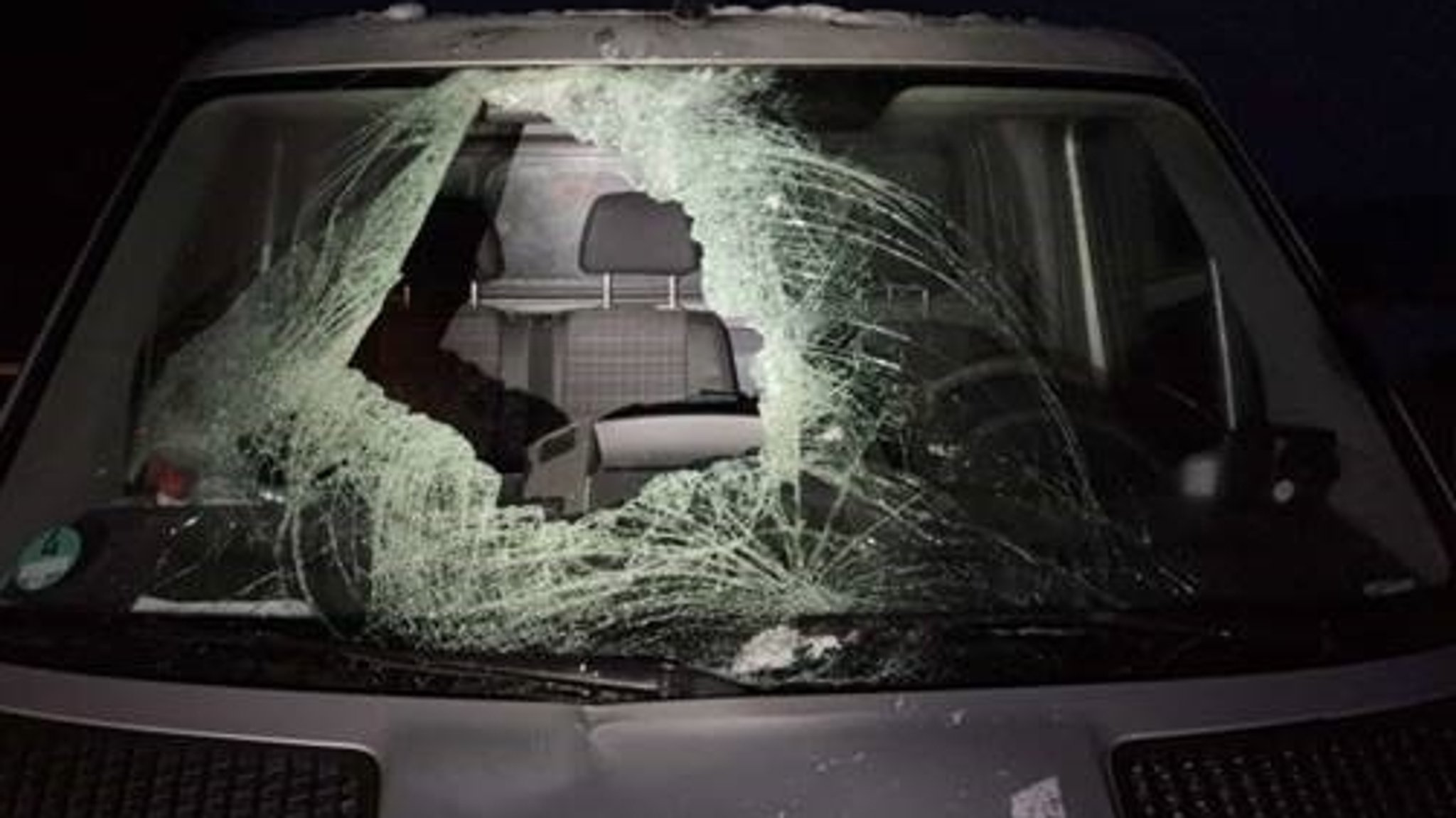 Eisbrocken durchschlägt Windschutzscheibe eines Transporters