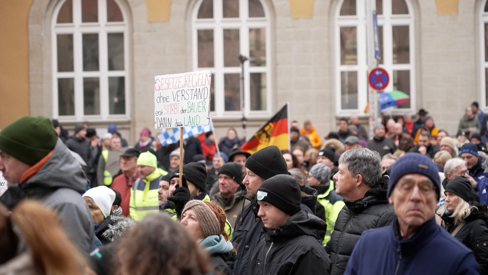 Menschenmenge mit Transparenten und Fahnen