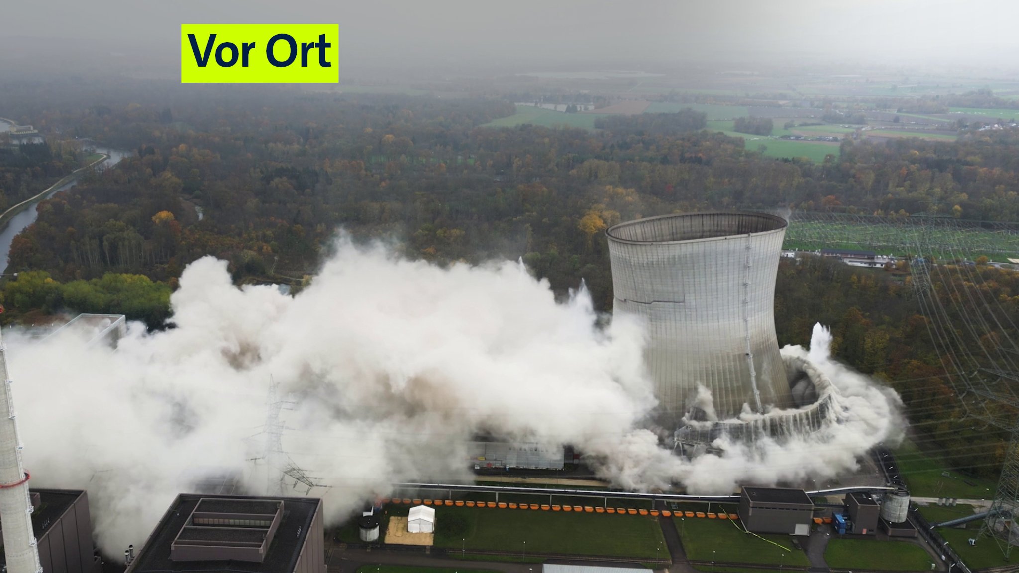 Die gigantischen Kühltürme des stillgelegten Kernkraftwerks in Gundremmingen versinken in Staubwolken. | Bild: RWE Die gigantischen Kühltürme des stillgelegten Kernkraftwerks in Gundremmingen versinken in Staubwolken.