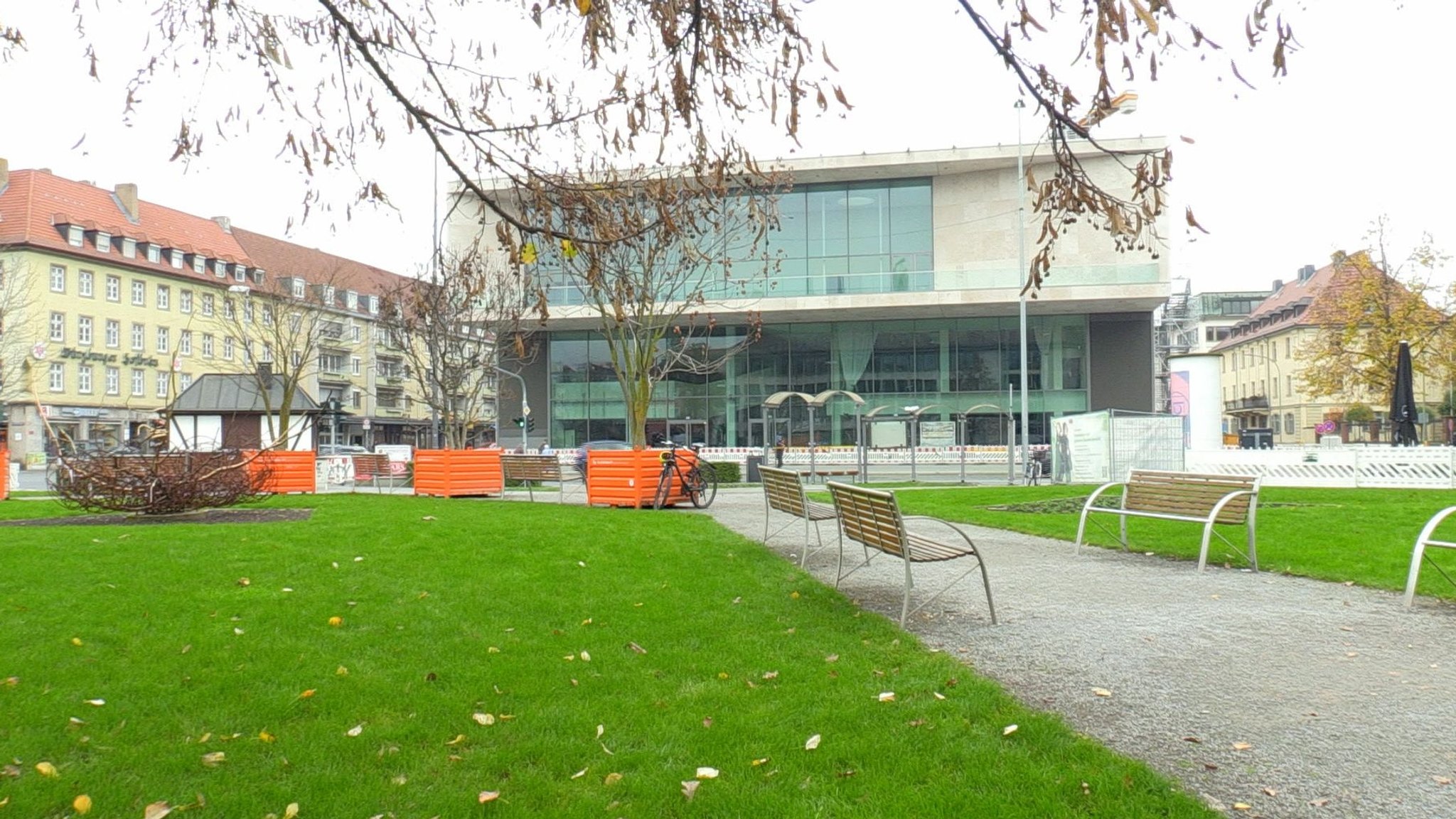 Der Kardinal-Faulhaber-Platz in Würzburg, dahinter das Mainfrankentheater