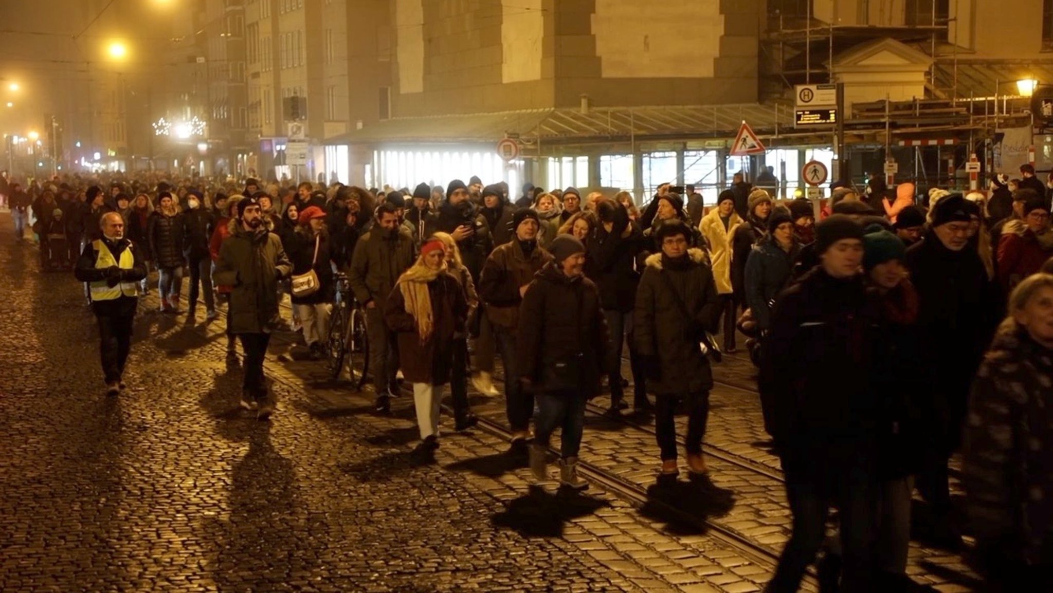 Ein langer Demonstrationszug von Corona-Maßnahmen-Gegnern in Augsburg