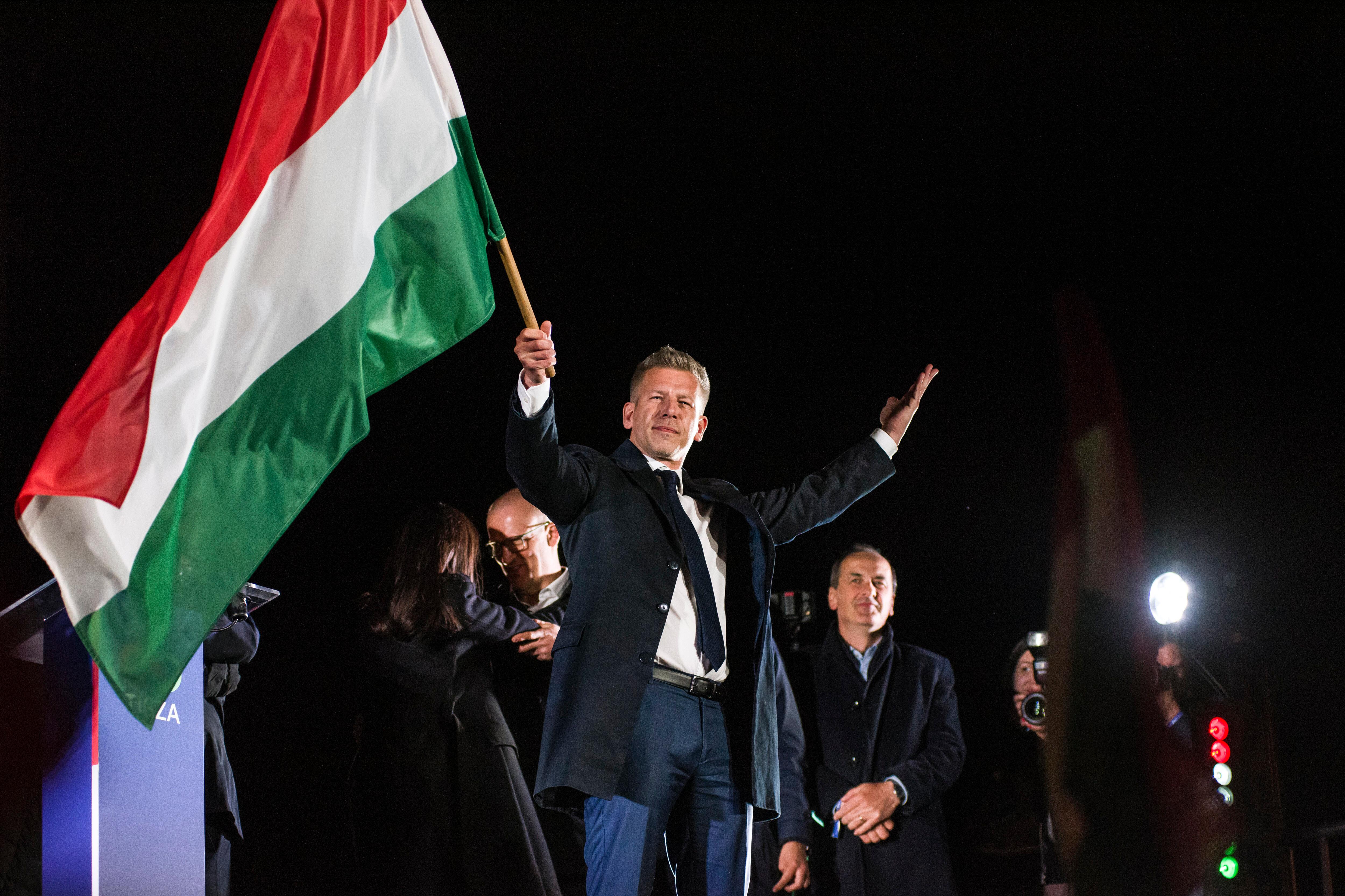 Wahlsieger Peter Magyar schwenkt die Ungarische Flagge während der Wahlparty seiner Tisza-Partei in Budapest.