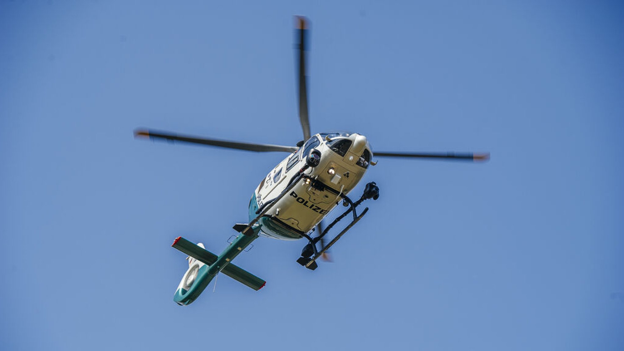 Ein Polizeihubschrauber in der Luft. (Symbolfoto)