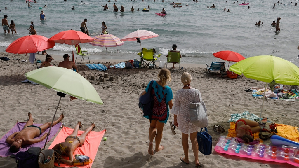 Gäste kommen an den Strand von Paguera auf Mallorca
