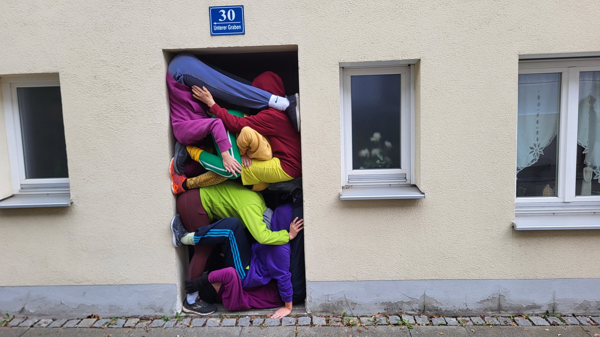 Auch dafür können Türen genutzt werden: Die Stadtraumperformance am Stadttheater Ingolstadt