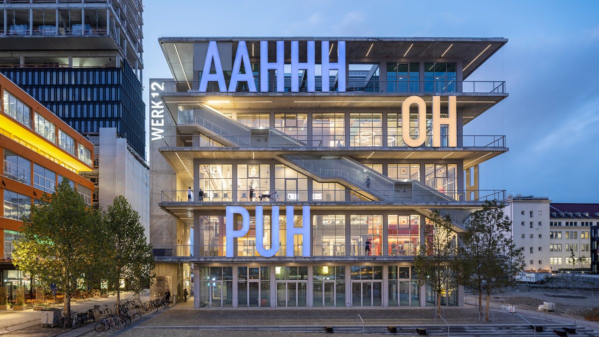 Preisgekröntes Gebäude "Werk 12" in München,  mit Aufschriften "AAHHH", "OH", "PUH"