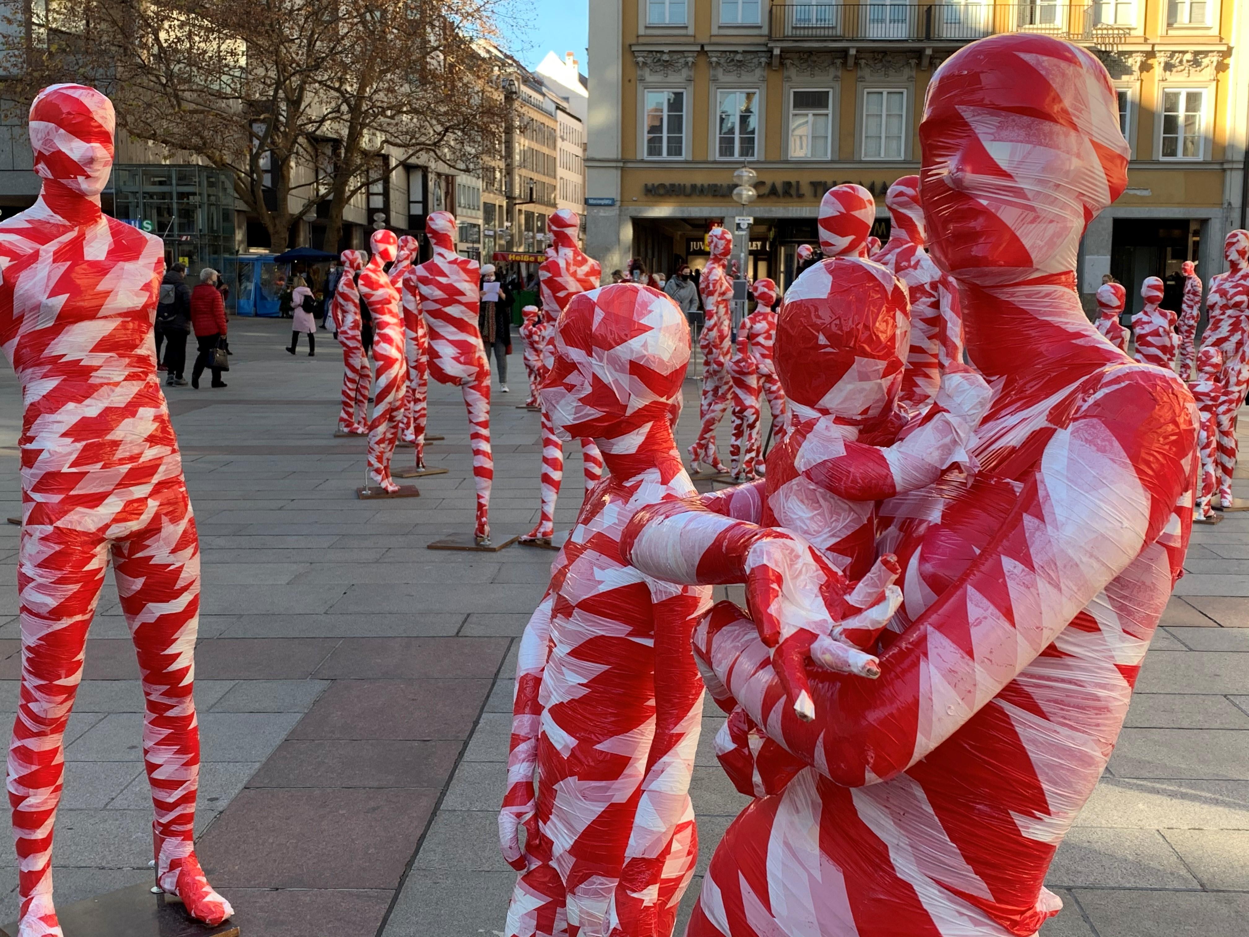 Mahnmal aus maskierten Mannequins | BR24