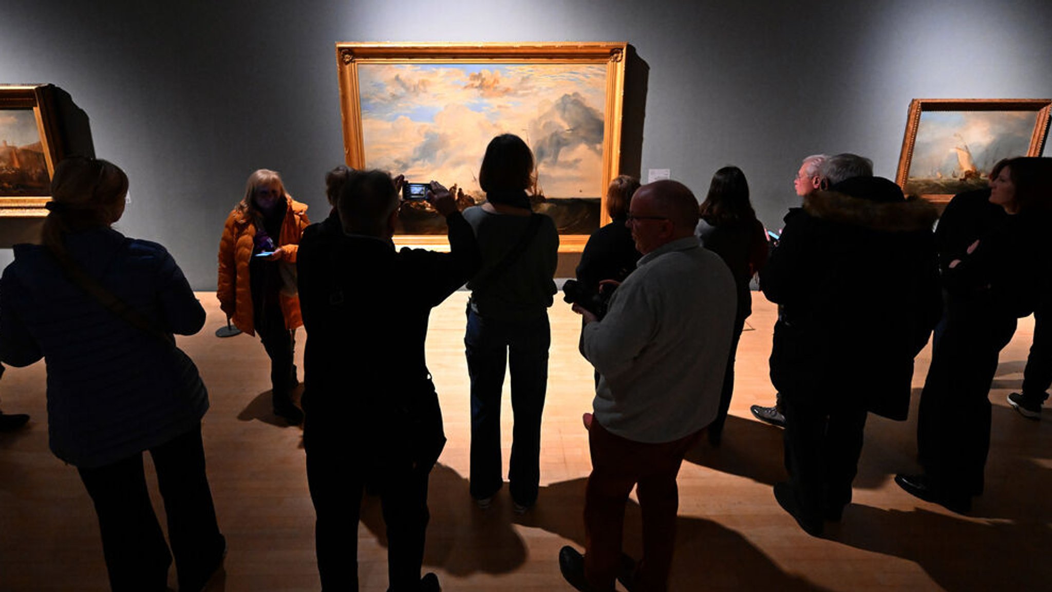 09.03.2024, Bayern, München: Besucher stehen in der Ausstellung "Three Horizonts" des Künstlers Joseph Mallord William Turner und betrachten dessen Kunstwerke.