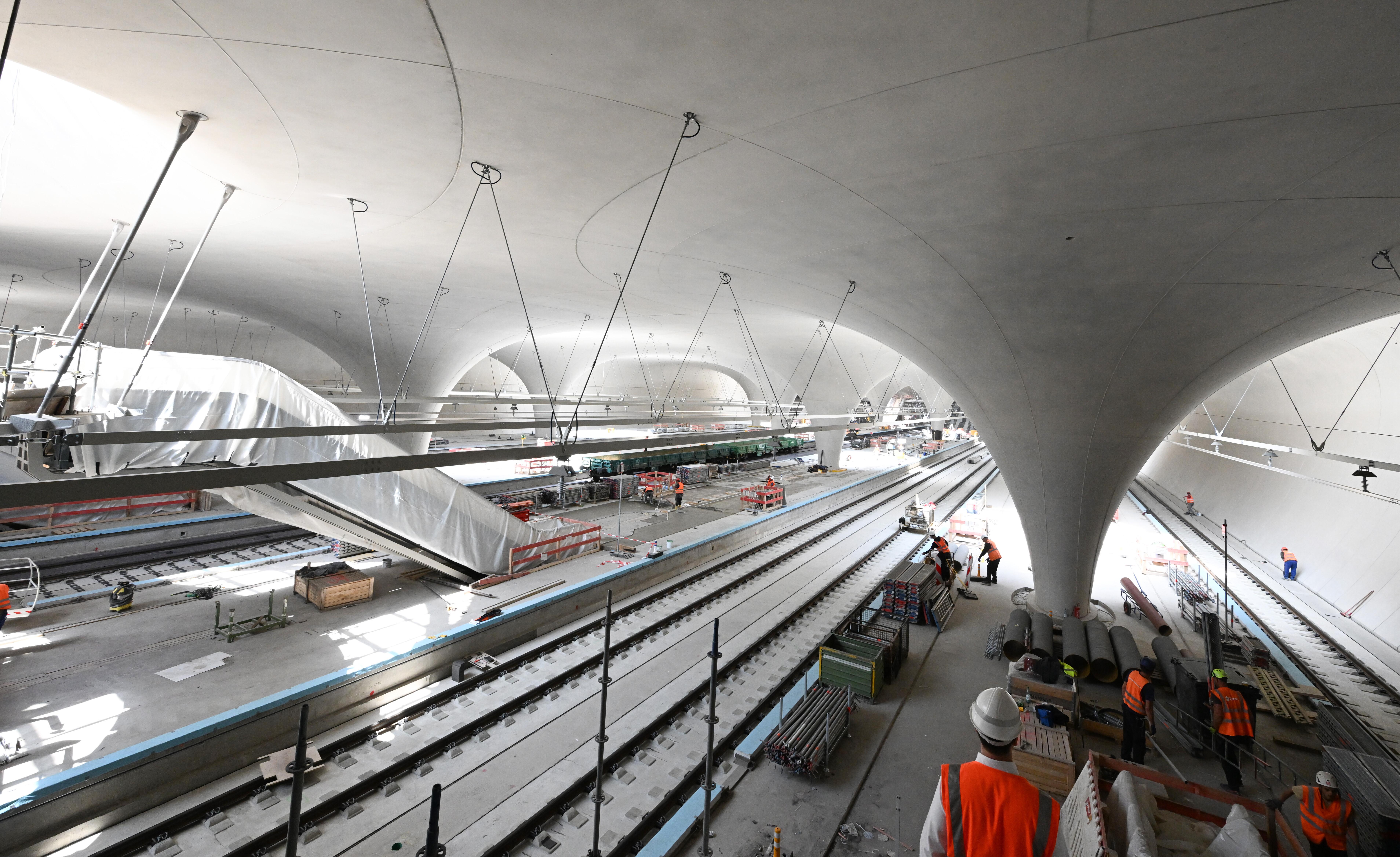 Bauarbeiter arbeiten im Juli 2025 in der Bahnsteighalle für den neuen Tiefbahnhof im Rahmen des milliardenschweren Bahnprojekts Stuttgart 21.