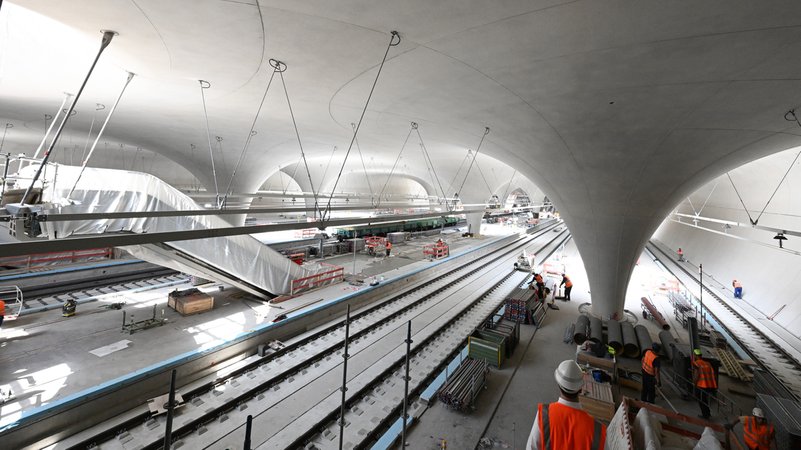 Bauarbeiter arbeiten im Juli 2025 in der Bahnsteighalle für den neuen Tiefbahnhof im Rahmen des milliardenschweren Bahnprojekts Stuttgart 21. | Bild: picture alliance/dpa | Bernd Weißbrod Bauarbeiter arbeiten im Juli 2025 in der Bahnsteighalle für den neuen Tiefbahnhof im Rahmen des milliardenschweren Bahnprojekts Stuttgart 21.