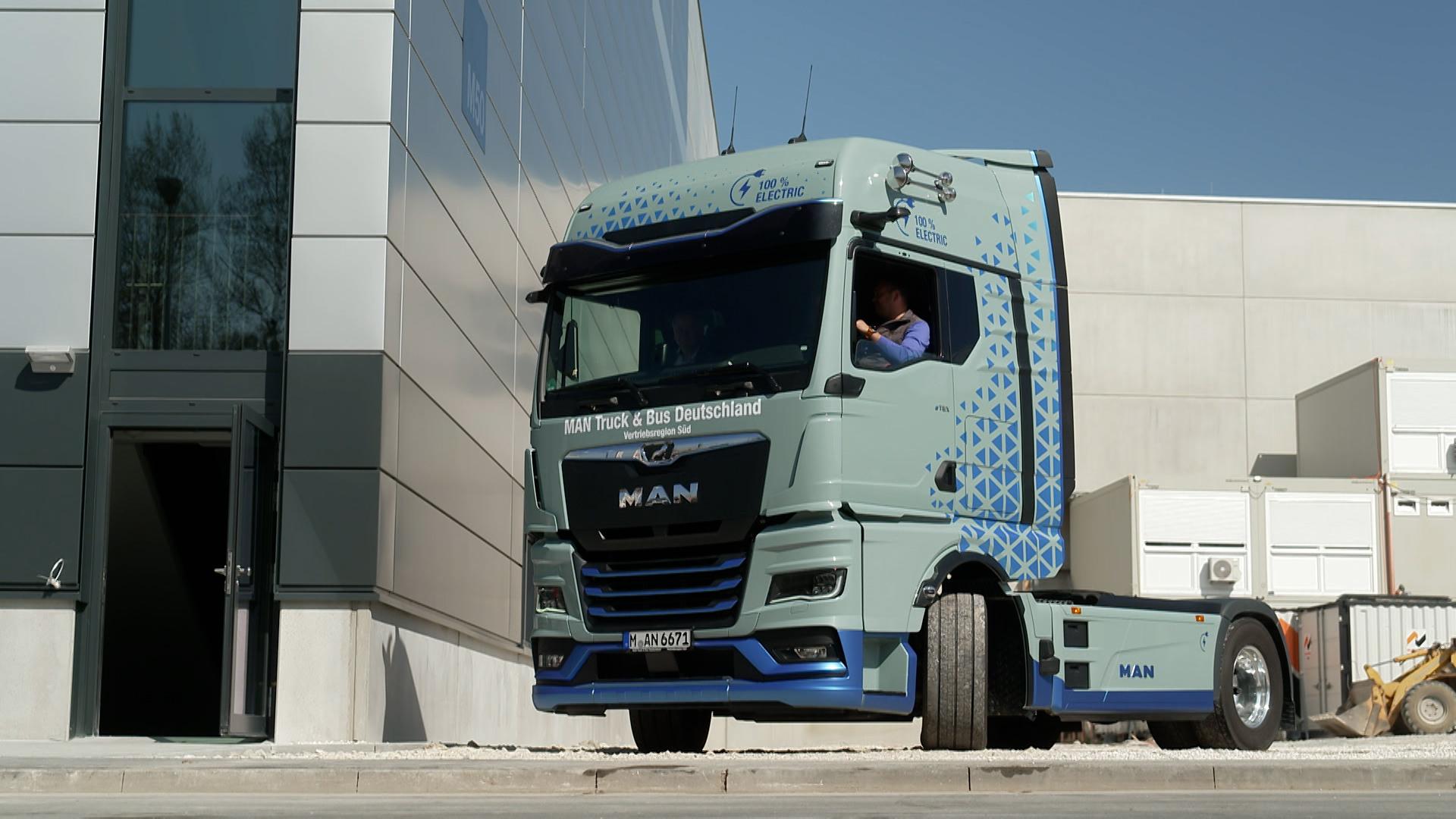Ein Lastwagen von MAN fährt über ein Firmengelände.