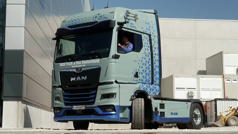 Ein Lastwagen von MAN fährt über ein Firmengelände. | Bild: Bayerischer Rundfunk 2025 Ein Lastwagen von MAN fährt über ein Firmengelände.