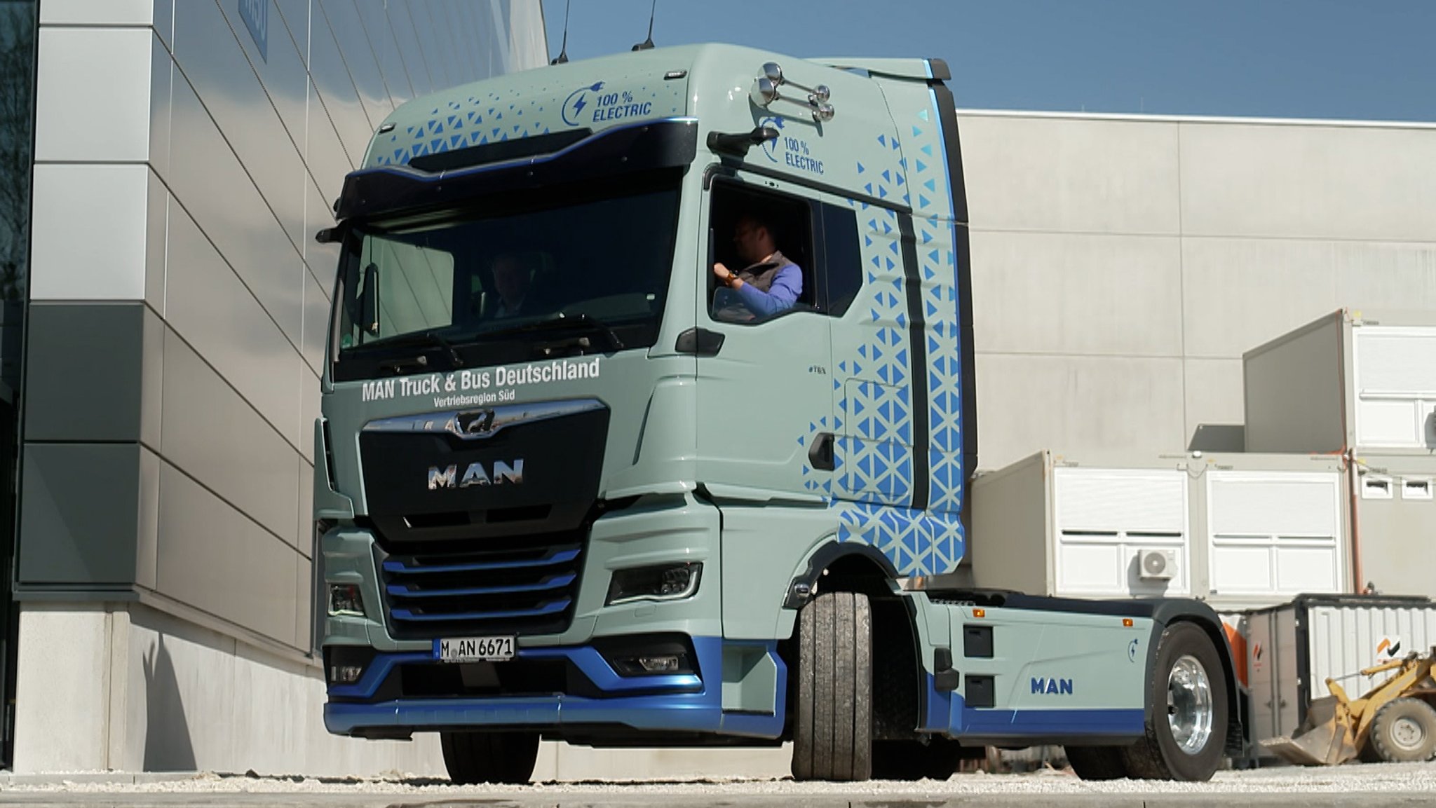 Ein Lastwagen von MAN fährt über ein Firmengelände.