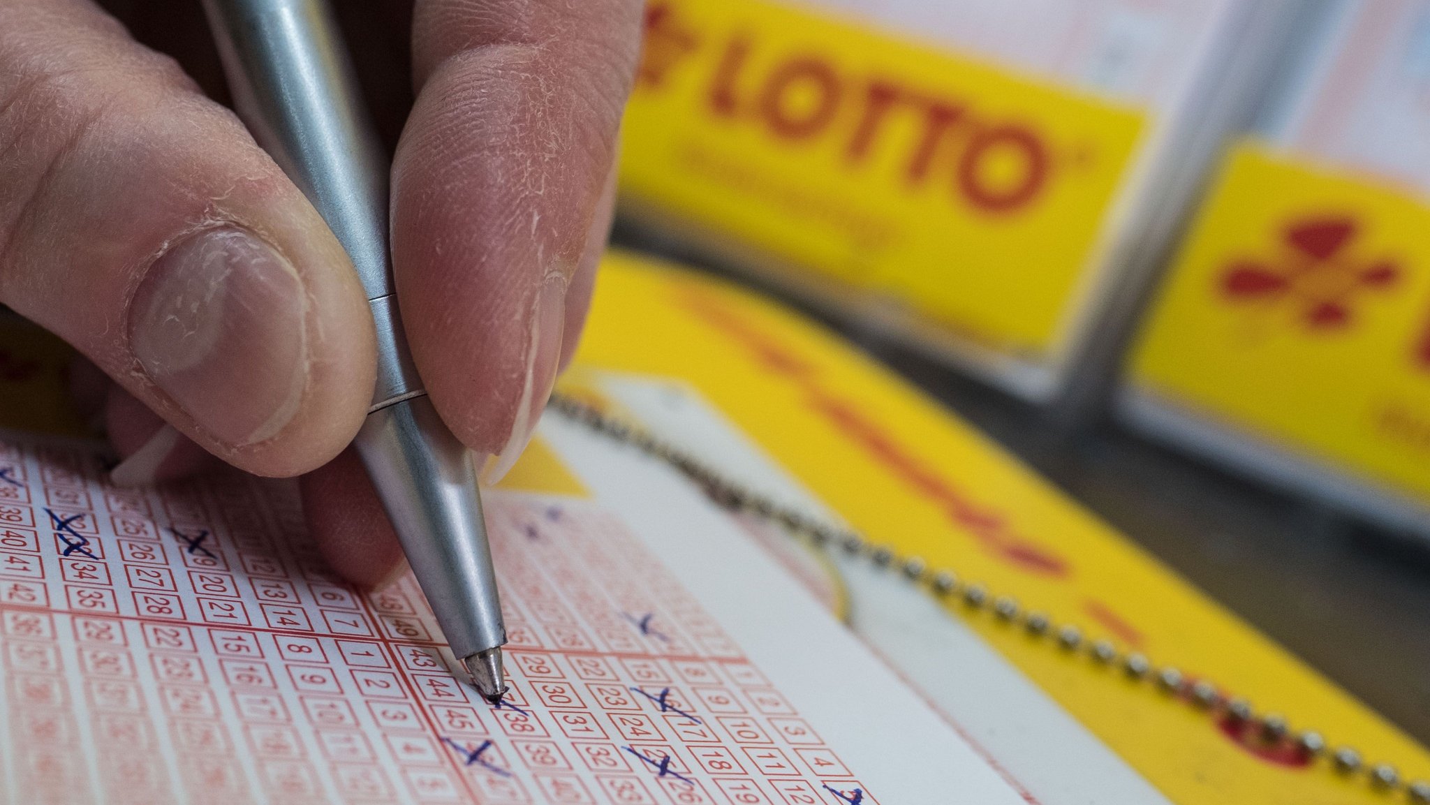 ARCHIV: Ein Mann füllt einen Lottoschein aus. 