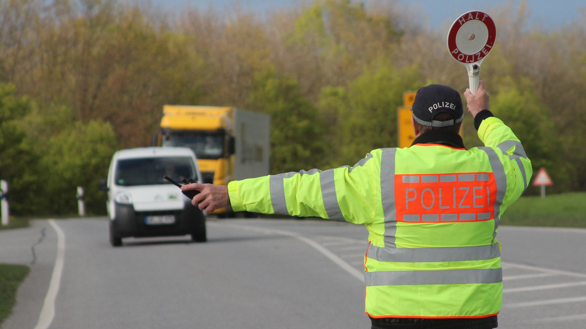 Ein Polizist bei einer Fahrzeugkontrolle (Symbolbild)