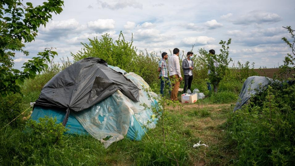 Migranten campieren im rumänisch-ungarischen Grenzgebiet nahe der Stadt Temeswar. Sie hoffen darauf, unbemerkt in einem LKW nach Westeuropa zu kommen.